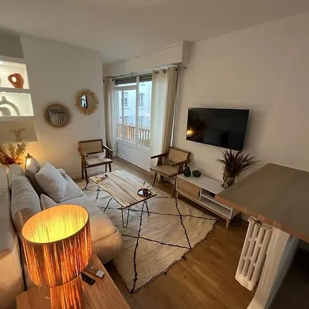 Cozy Modern - パリ